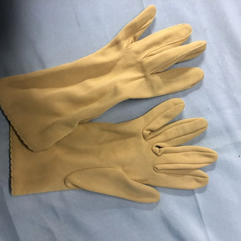 Vintage Retro embroidered cream/white gloves